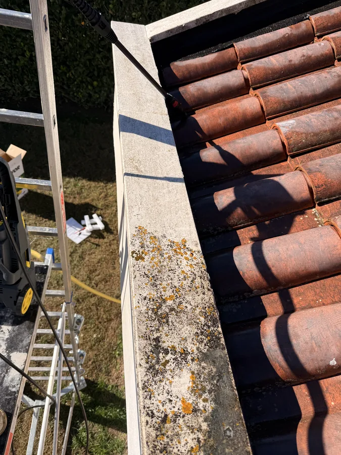 Tegole e soglia perimetrale del tetto durante la lavorazione