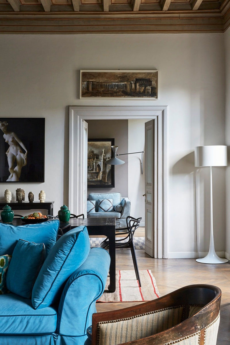 Soggiorno classico con divano blu e soffitto decorato